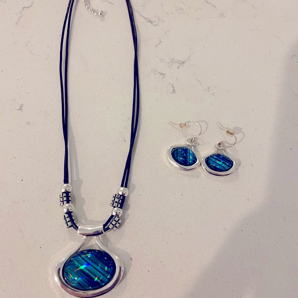 BEAUTIFUL NECKLACE & EARRING SET!